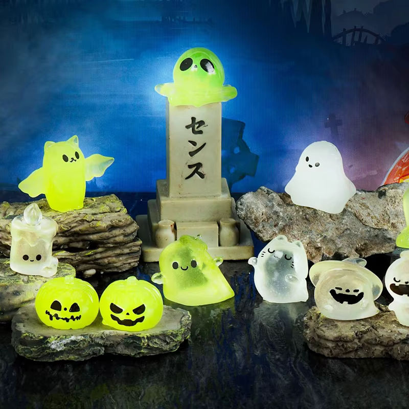 Leuchtendes Halloween Mini Ornament Set mit Fledermaus, Kürbis, Skelett und Geist in Mehrfarbig für Puppenhaus und Desktop Dekoration aus Kunststoff - Bild 3