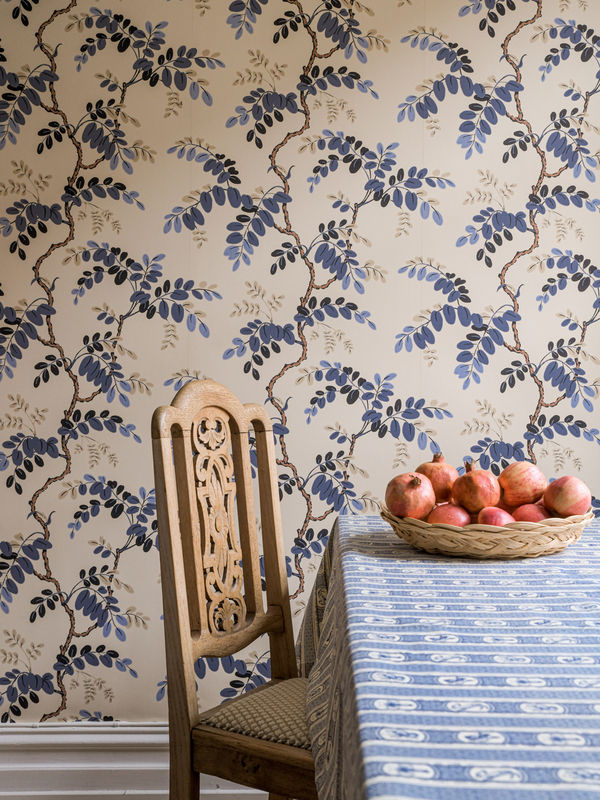 Långelid von Brömssen Tapete Toromiro in Sunset Blue mit botanischem und floralem Design im skandinavischen Stil - Bild 2