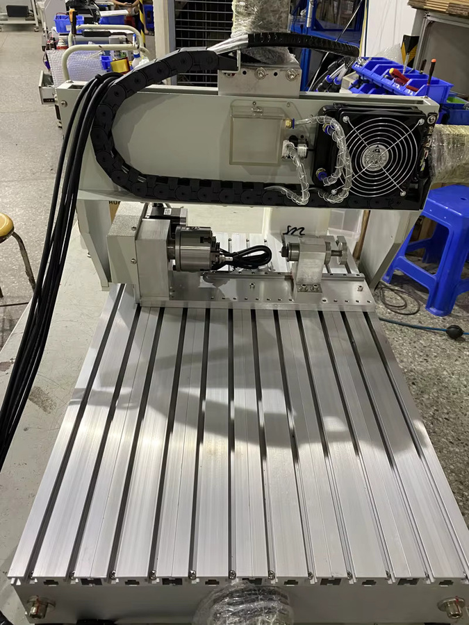 LY CNC-Fräser-Graveur 6040 mit 1,5 kW, 3 Achsen, Drehachse, 4. Achse und Handrad sowie Wassertank für industrielle Anwendungen - Bild 3