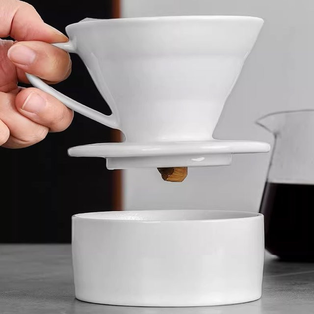 MYVIT Pour-Over Kaffee-Set aus Keramik mit V-Form Filter und Tasse in Schwarz oder Weiß - Bild 1