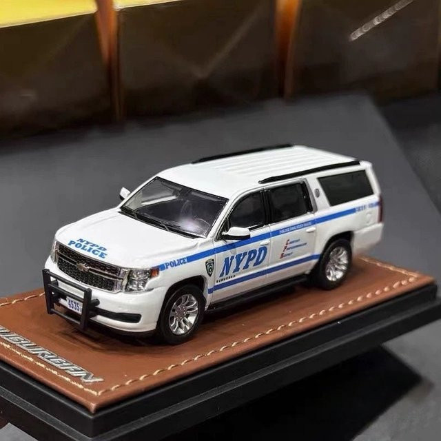 GOC Suburban/VictoriaCrown Exhibition Legierungsautomodell, 1:64, Weiß - Bild 1
