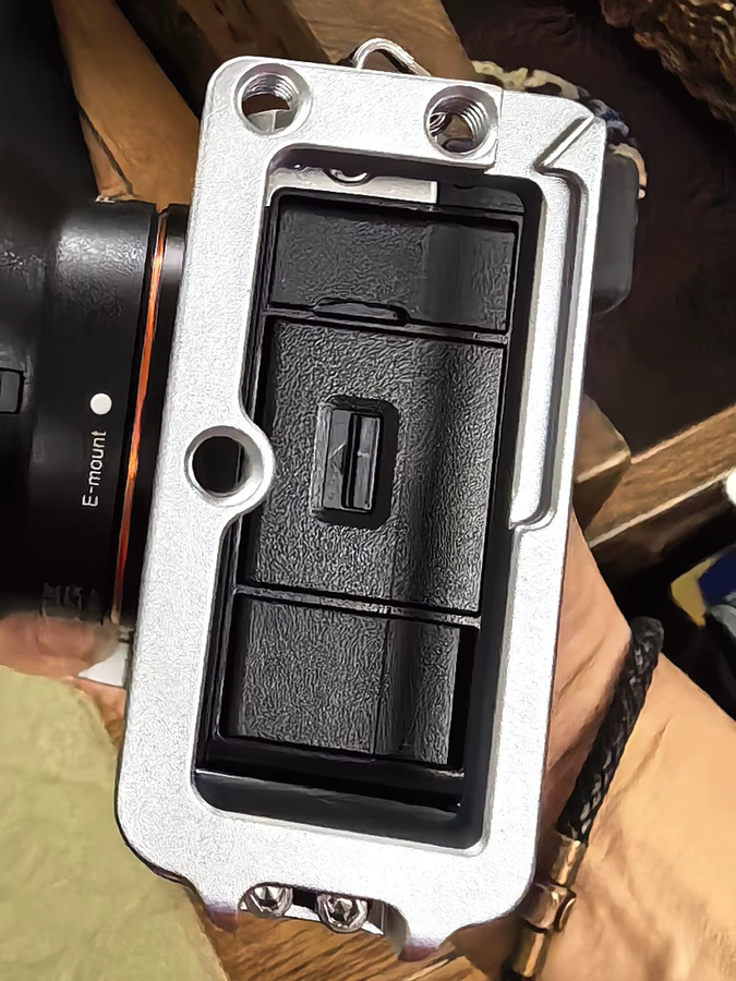 Sony L-Halterung vertikaler Handgriff mit Schnellverschlussverlängerung für A7C2, A7CR und A7C II in Silber - Bild 5