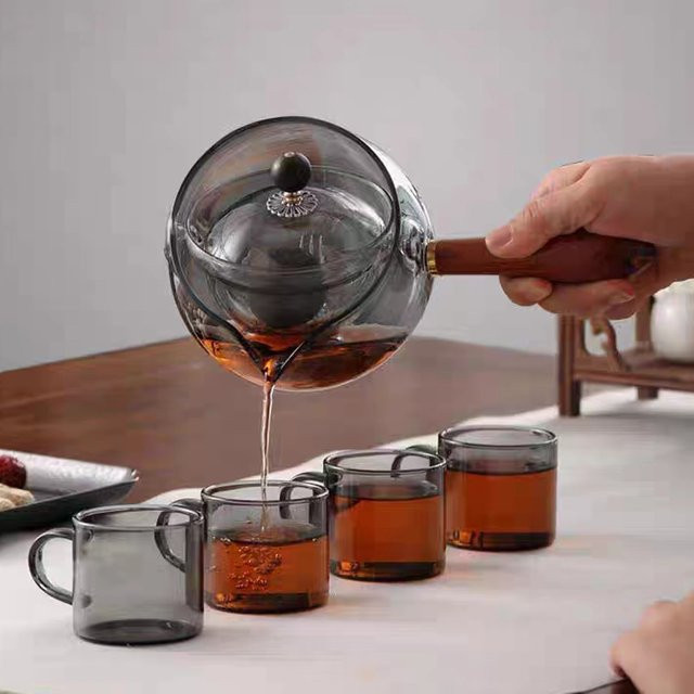 HeY LiLac Teekannen- und Teetassen-Set aus hitzebeständigem Borosilikatglas mit Holzgriff und Infuser in Rauchgrau - Bild 1