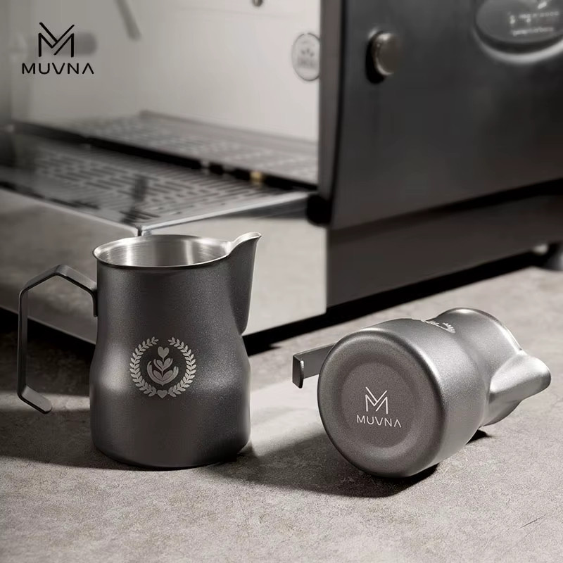 MUVNA Espresso-Milchkännchen für Latte Art mit spitzem Ausguss, Schwarz/Silber, 350/450ml - Bild 4