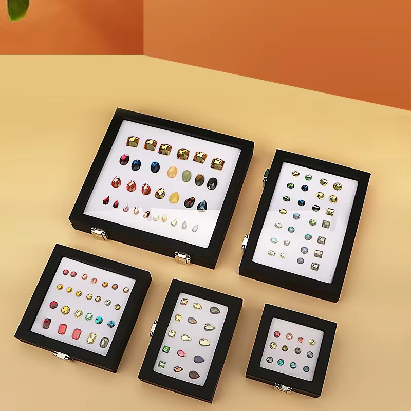 Schmuck-Präsentationsbox von Baby.Xin aus schwarzem Lackleder mit transparenter Edelsteinbox und Schnalle - Bild 3