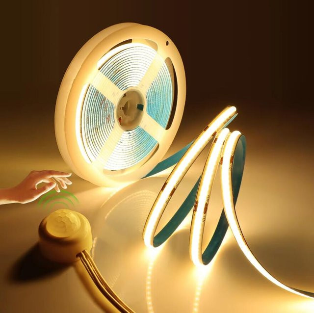 Rybakov COB-LED-Lichtleiste mit intelligentem PIR-Bewegungssensor in Weiß für Küche und Kleiderschrank - Bild 1