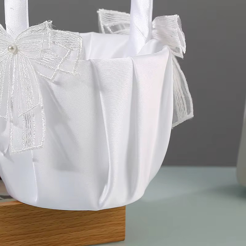 Eleganter weißer Blumenmädchen-Korb von TRUE LOVE GIFT im minimalistischen Design für Hochzeiten - Bild 4