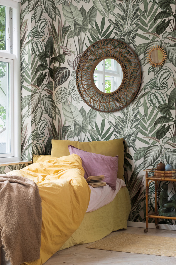 Rebel Walls Mural Mischievous Monkeys Wandtattoo im Boho-Stil in Rosa und Grün - Bild 1