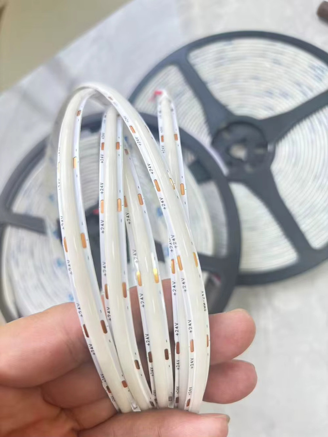 JOYLIT FCOB LED-Lichtleiste, 24 V, 10 m, 6000 K Kaltweiß, 11500 lm, 280 LEDs/m, dimmbar, CRI 95, 120 Grad Abstrahlwinkel - Bild 3
