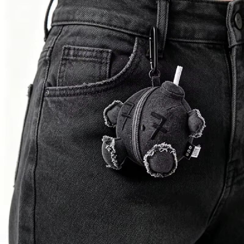 Bandai B-T-S World Tour Arirang Schlüsselanhänger, schwarze Denim-Plüschpuppe, Unisex - Bild 4