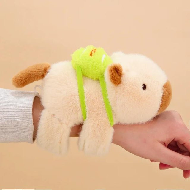 Capybara Wasser Delfin Plüschpuppe, Armband Schnappring, ab 3 Jahre - Bild 1