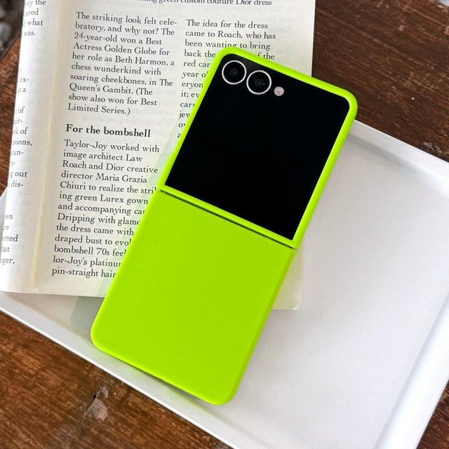 Stoßfeste Flüssigsilikon Schutzhülle für Samsung Galaxy Z Flip 7, Z Flip 6 und Z Flip 5 in Green Matt - Bild 1