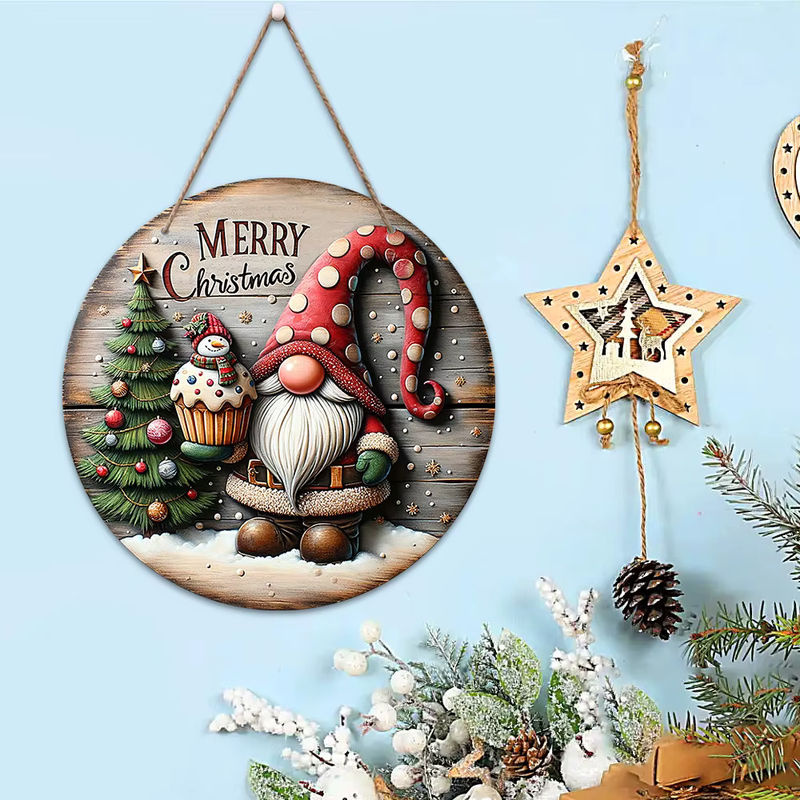 Rustikales Weihnachts-Hängeornament aus Holz mit Zwerg-Motiv und Schriftzug, mehrfarbig - Bild 3