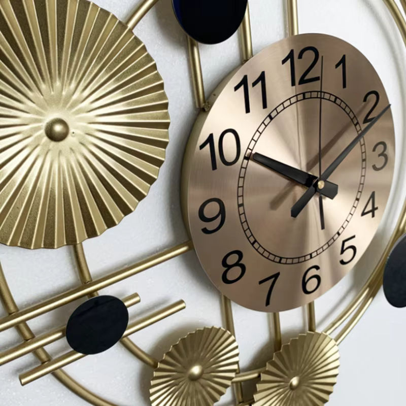 Moderne Wanduhr in Gold aus Metall mit geometrischem Lotus-Blatt-Design, rund und geräuschlos für deine Wohnzimmer-Dekoration - Bild 3