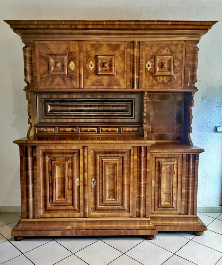 Buffet Wellenschrank Zürich von Antikhof Brück in Nussbaum Braun mit geometrischem Design und Glanzfinish - Bild 1