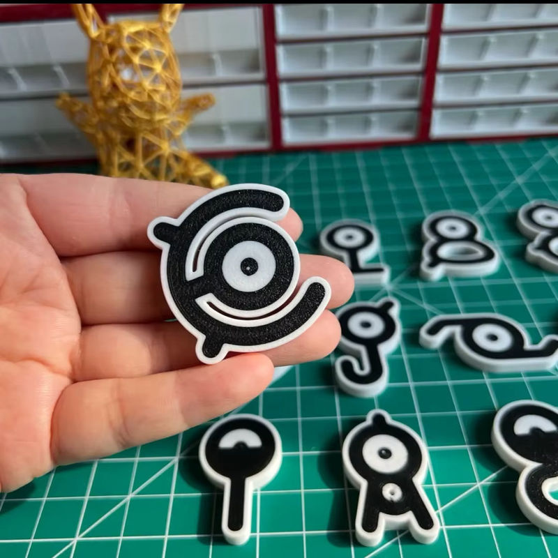 Pokemon Unown Figur Modell aus Kunststoff in Gold und Silber für deinen Desktop oder Kühlschrank - Bild 3