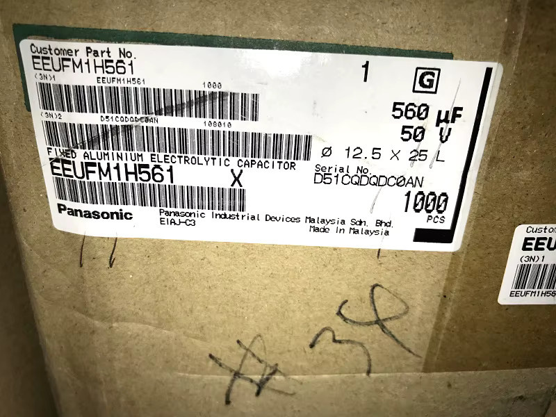 Matsushita FM Serie Elektrolytkondensator 560µF 50V mit ultra niedrigem Innenwiderstand, 10er Pack, B/H/T: 12,5 x 25 mm - Bild 2