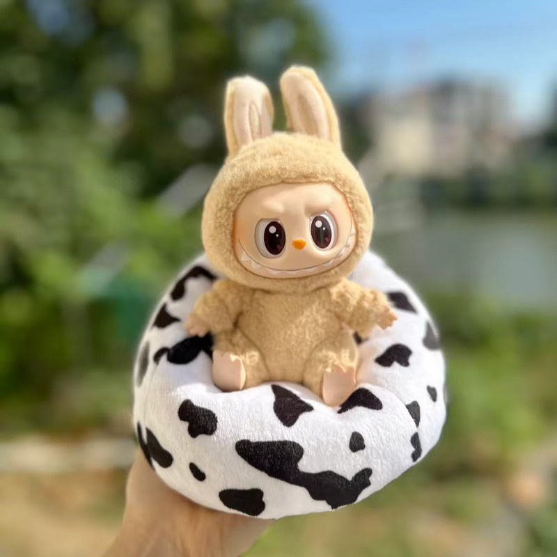 ZHOUCHEN Labubu Puppensofa aus Plüsch für V1 V2 V3, buntes Mini-Sofabett Zubehör für Plüschpuppen, Höhe: 17 cm - Bild 2