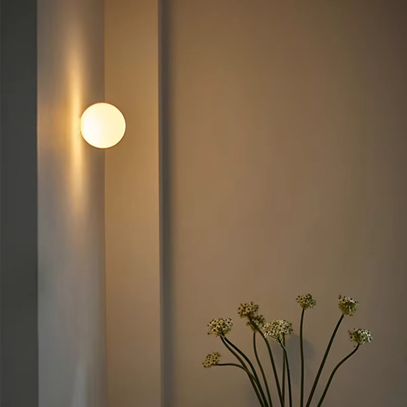 Khelse Nordic LED Wandlampe mit milchweißem Glaskugel-Schirm in Weiß und Gold/Messing - Bild 3