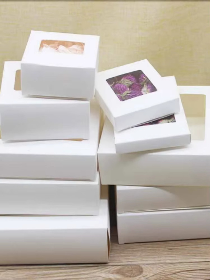 Verschiedene Geschenkverpackungen aus weißem Kraftpapier und Marmorboxen mit Sichtfenster für Weihnachten - Bild 4