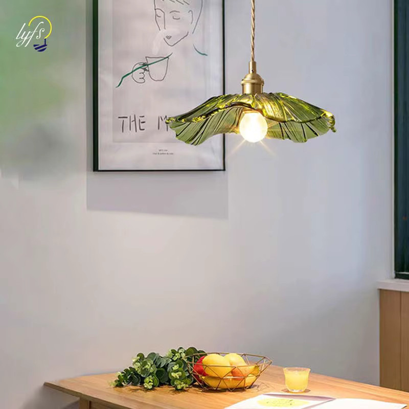 Moderne LED Anhänger Lampe von lyfs aus Kristall und Metall in Gold/Messing mit grünem Akzent für Wohnzimmer, Schlafzimmer oder Esszimmer - Bild 1
