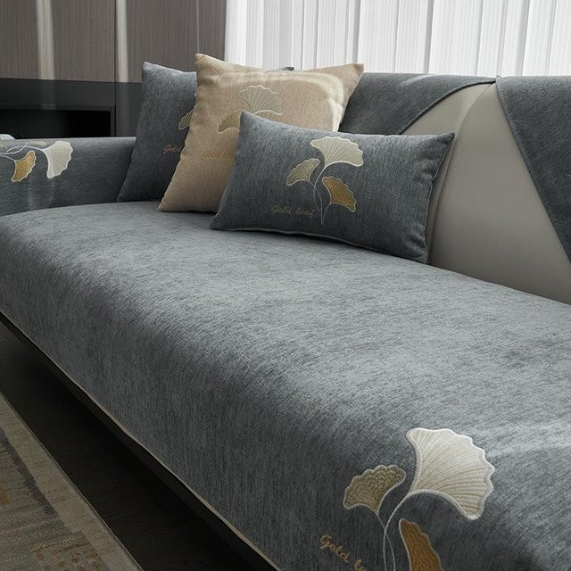 Nordischer Chenille Sofabezug mit Ginkgo Stickerei in Grau, rutschfest und waschbar, B/T: 70 x 70 cm - Bild 1
