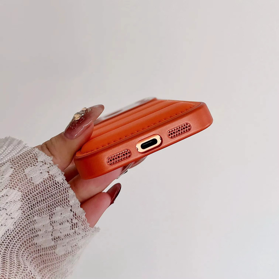 The Puffer Silikonhülle für iPhone 16 15 14 13 Pro Max mit stoßfestem Kameraschutz und matter Oberfläche in Braun und Orange - Bild 1