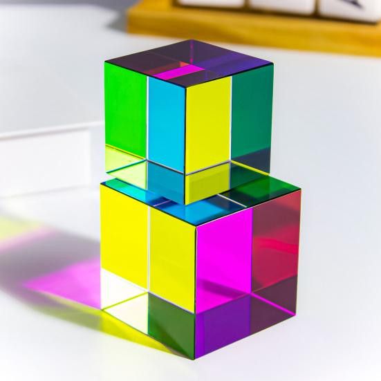 Bunter künstlicher Kristallwürfel von Beautiful Kingdom als dekoratives Prisma für Lichtbrechung und spielerisches Lernen, Multicolor, 4 cm - Bild 6