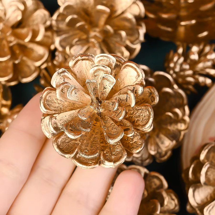 iYOE 30 Stück goldene Weihnachts-Tannenzapfen aus Kunststoff als realistische Weihnachtsbaumornamente und Urlaubsdekoration, Größe: 2–5 cm - Bild 2