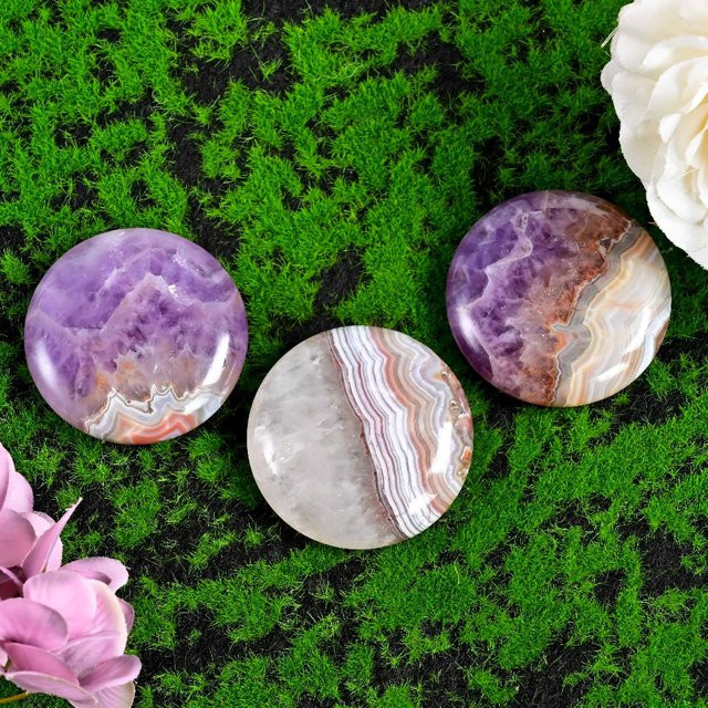 CrystalHola Amethyst-Achat-Kristall als runder Handstein in Lila und Orange mit abstraktem Muster zur Tischdekoration - Bild 1