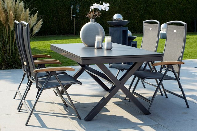Hartman Xanadu Raffaelo Garten-Essgruppe aus Aluminium, Teak und Glaskeramik in xerix/natur mit 4 Klappstühlen und ausziehbarer Tischplatte - Bild 1