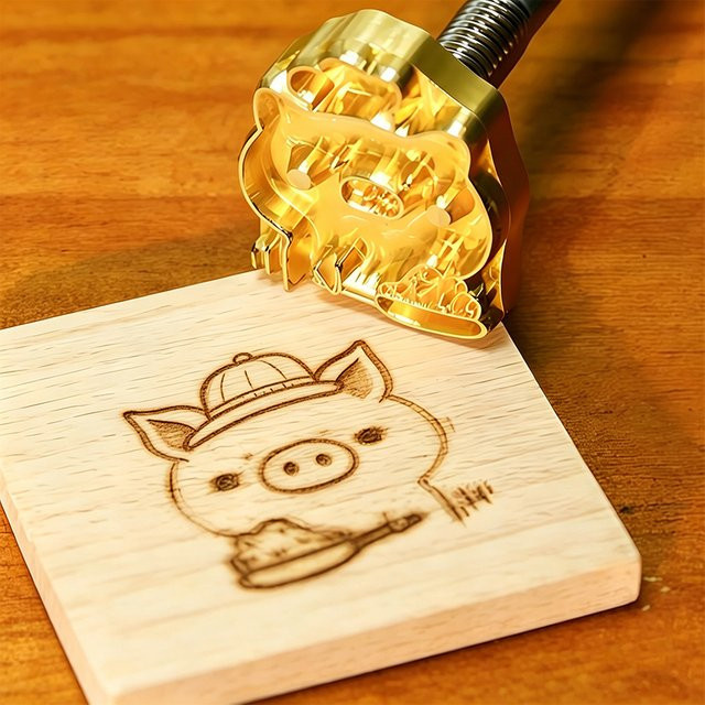 Personalisierter Messing-Brandeisen Stempel mit individuellem Logo für Leder und Holz in Gold - Bild 1