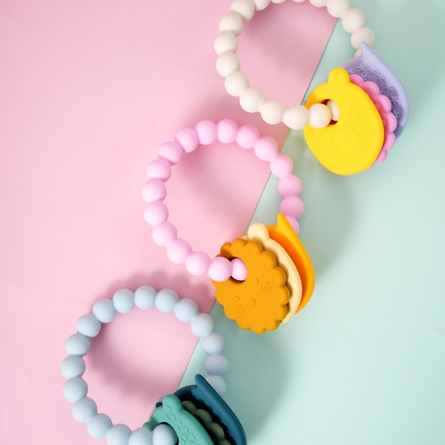 Mamaplan Baby Beißring aus Silikon als Cartoon Armband für Kleinkinder, BPA-frei, Mehrfarbig - Bild 1