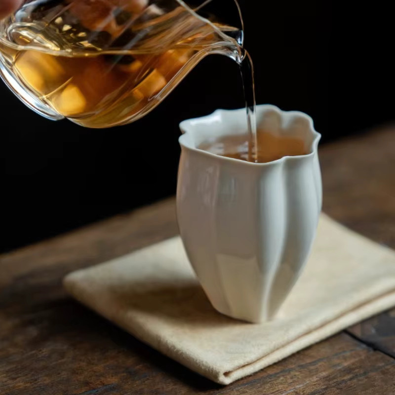 Weiße Keramik-Teetasse im antiken Lotus-Design für deine Teezeremonie - Bild 2