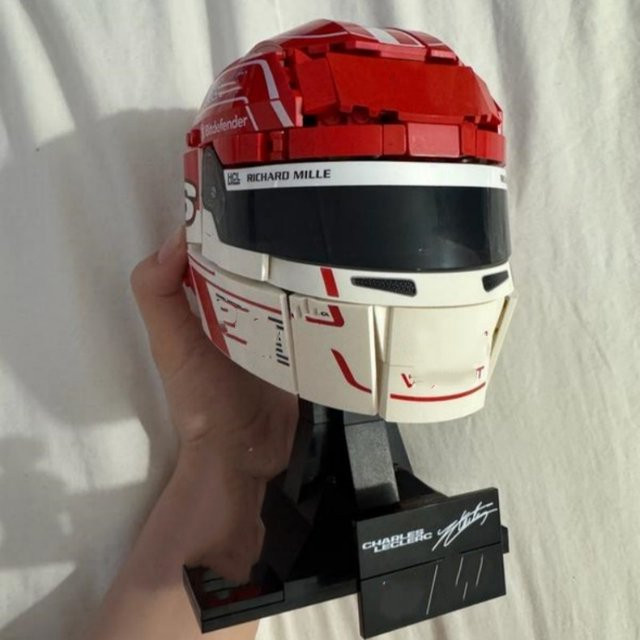 Potdemiel Scuderia HP Charles Leclerc Helm, Bausteine, 886 Teile - Bild 1