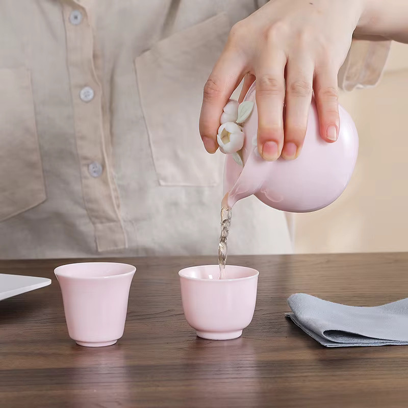 Tragbares Reise-Teeset aus Keramik mit floralem Design in Rosa, bestehend aus zwei Espresso-Tassen - Bild 2