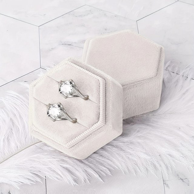 Hexagon Schmuckschatulle aus Flanell in buntem Flecken-Design für Hochzeitsanträge und Schmuckdisplay - Bild 1