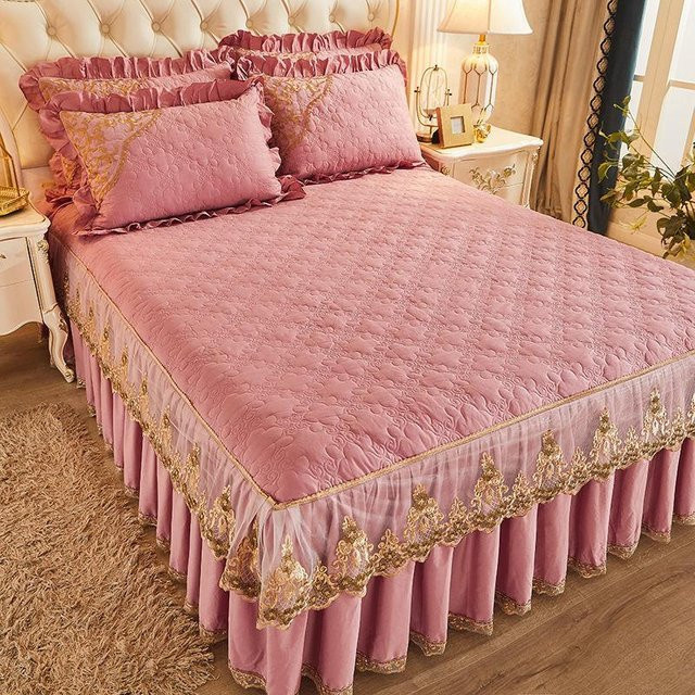 Dreiteiliges Tagesdecken-Set von Your Warm Home aus gesteppter Baumwolle in Pink mit Spitze, rutschfeste Bettvolant-Decke im europäischen Stil, B/T: 200 x 120 cm - Bild 1