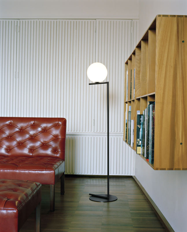 Flos IC F Stehleuchte in Schwarz mit Opalglas und Messing-Details, dimmbar - Bild 3