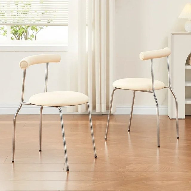 LIUSHADUOLA Minimalistische Esszimmerstühle aus Metall und Kunstleder in Weiß - Bild 1