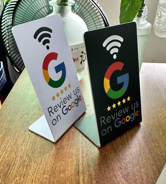 Programmierbare Google-Bewertungskarte mit NFC-Technologie und Markenhalterung für die Tischstation - Bild 1