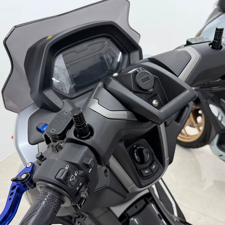 Motorrad-Navigations-GPS-Telefonhalterung mit kabellosem USB-Ladeanschluss für Yamaha N-MAX NMAX155 NMAX125 (2021-2026) in Schwarz - Bild 2