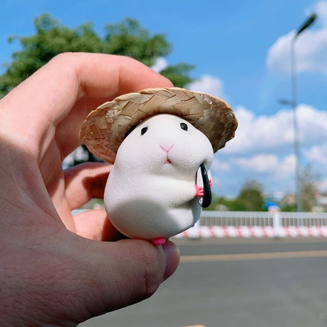 Niedlicher Hamster mit Strohhut als Auto-Dekoration für das Armaturenbrett - Bild 1