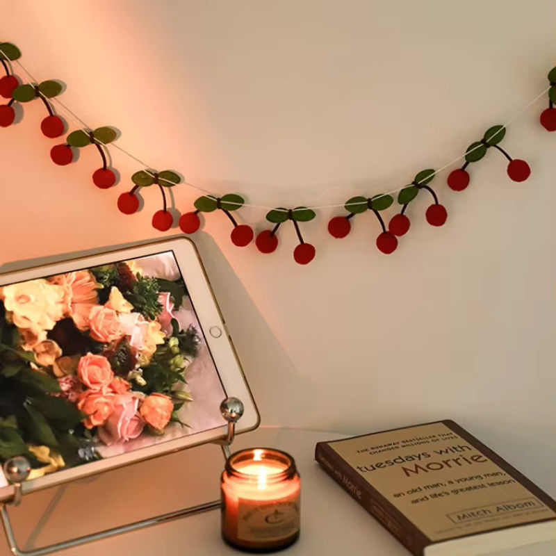 Handgemachte Kirschfilz Girlande mit Pompoms als Wandbehang für Kinderzimmer und Partys in Rosa und Mehrfarbig - Bild 2