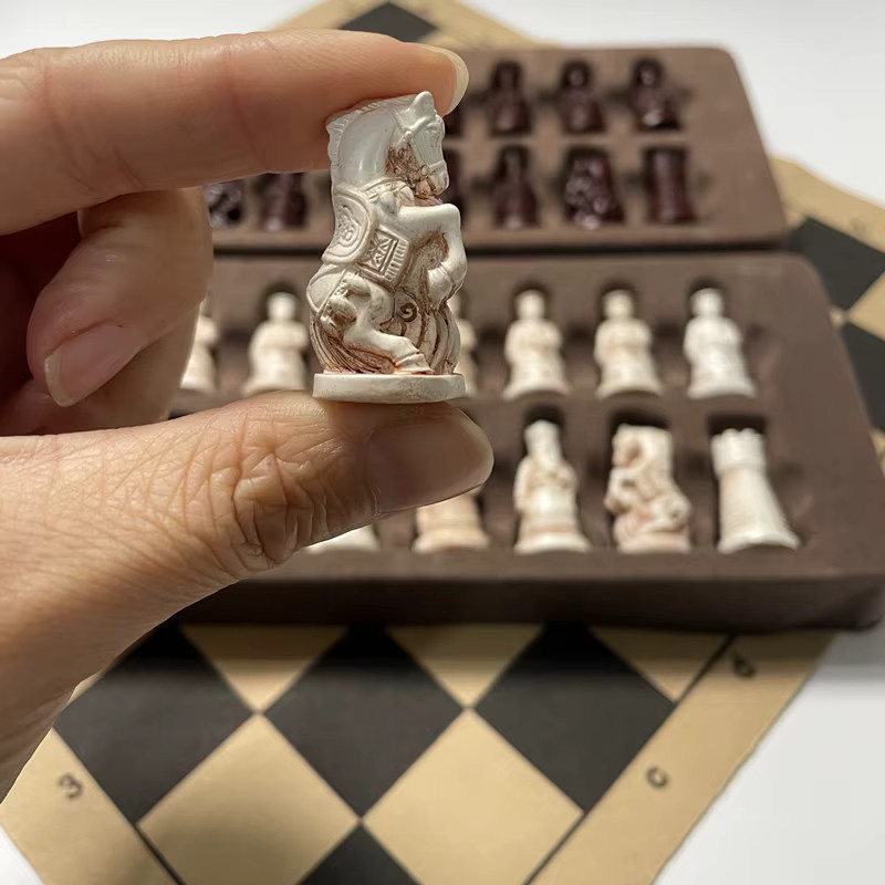 Yernea Schachspiel, Retro antikes Schachbrett, Harz, Strategiespiel - Bild 4