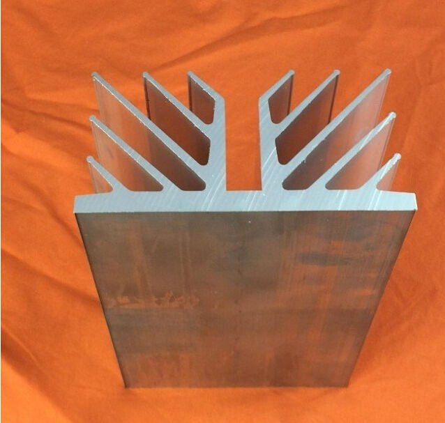 Pass Hochleistungs-Verstärker der Klasse A mit speziellem Kühler in Silber, B/T/H: 260 x 150 x 75 cm - Bild 1