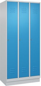 C+P Spind Classic PLUS Garderobenschrank mit Sockel, 3 Abteile, Zylinderschloss und 3 Garderobenhaken, Farbe: Grau/Blau, H x B x T: 195 x 90 x 50 cm - Bild 1