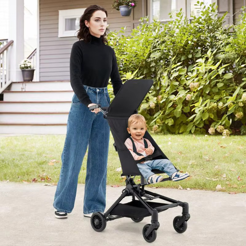 Schwarzer Reisebuggy Kompakter Leichtgewicht-Kinderwagen Flugzeugfreundlich mit Einhand-Faltfunktion und Schultergurt - Bild 2