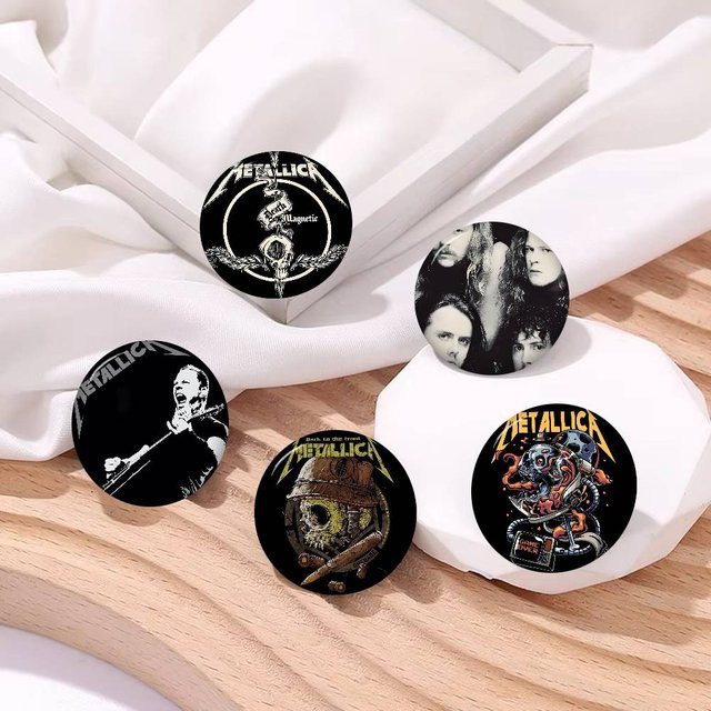 Brosche Metallica Cartoon Anime, Schwarz, Rund - Bild 1