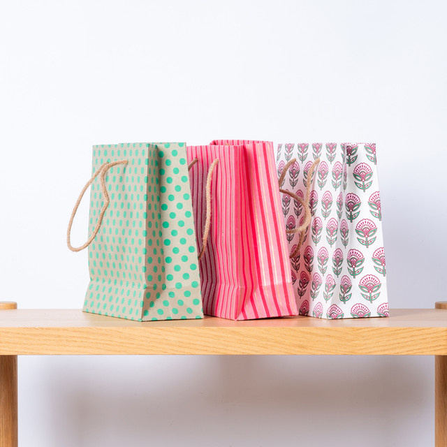 BLUME2000 Geschenktaschen aus Papier mit Blättermuster, 3er-Set, Multicolor, FSC-zertifiziert - Bild 1